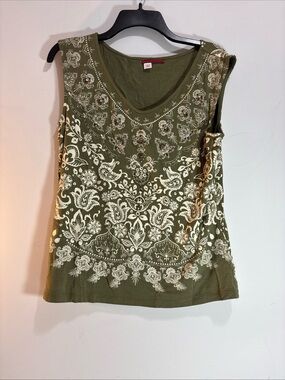 Tape measure Sleeveless Olive Green Floral Print V-Neck Top. 0013